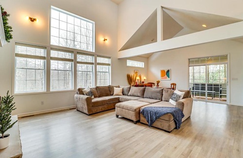 Pocono Pines House | Screened Porch and Fire Pit Spacious Pocono Retreat