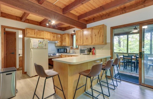 Hamlin House | Screened Porch and Grill Lake Ariel Vacation Rental