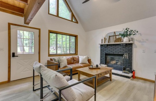 Hamlin House | Screened Porch and Grill Lake Ariel Vacation Rental