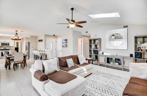 Deltona Lakes House | Screened Porch: Waterfront Home in Deltona!