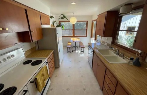 Woodstock House | SE Woodstock Rancher, Walk to the park, Reed College, shopping & great food!
