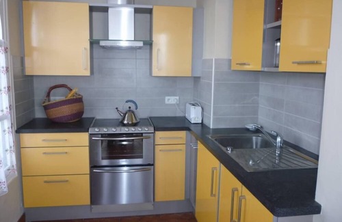 Douarnenez Apartment | Sea and sand in large screan.