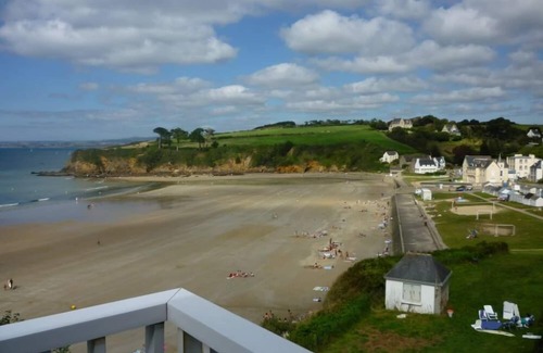 Douarnenez Apartment | Sea and sand in large screan.