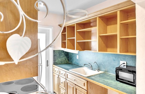 Hollywood Apartment | Sea Angel