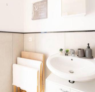 Neudorf-Nord Apartment | - Sea Apartment Duisburg Center & Parking spaces & Kingsize Bett - Central Station Hbf -