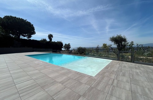 Saint Antoine Apartment | Sea breeze: a 3 bedroom 2 bathroom apartment with a shared pool in Nice