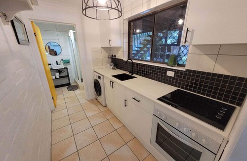 Moffat Beach Apartment | Sea breeze apartment