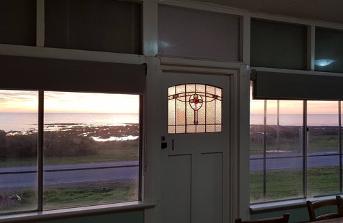 Minlacowie House | Sea Breeze at Hardwicke Bay - holiday home on the foreshore