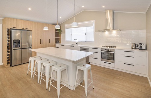 Broadwater House | SEA BREEZE - Beachside Family Haven
