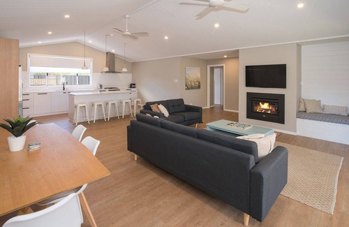 Broadwater House | SEA BREEZE - Beachside Family Haven