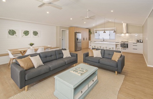 Broadwater House | SEA BREEZE - Beachside Family Haven