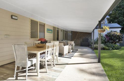 Mudjimba House | Sea Breeze Cottage at Mudjimba - Pet friendly