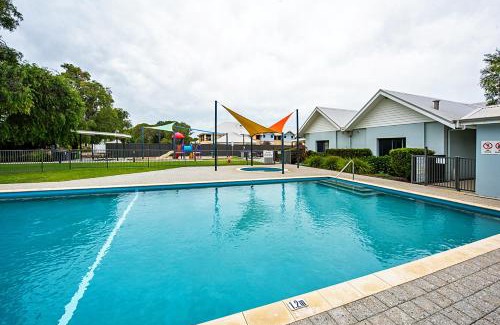 Broadwater House | Sea Breeze Family Retreat at Cape View Resort