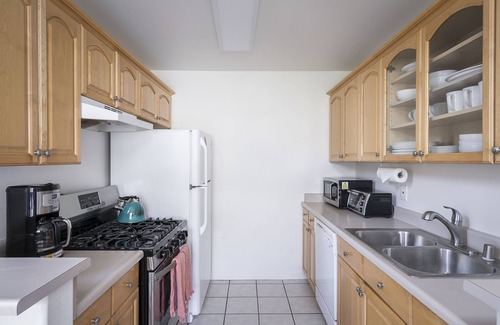 Pico Apartment | "Sea Breeze" Loft w/Huge Private Roof Deck! Beach & Promenade!