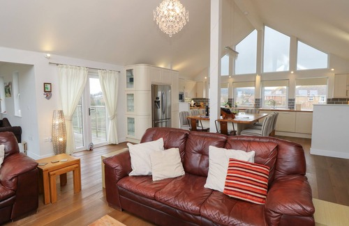 Totland Bay House | SEA BREEZE, pet friendly, country holiday cottage in Totland