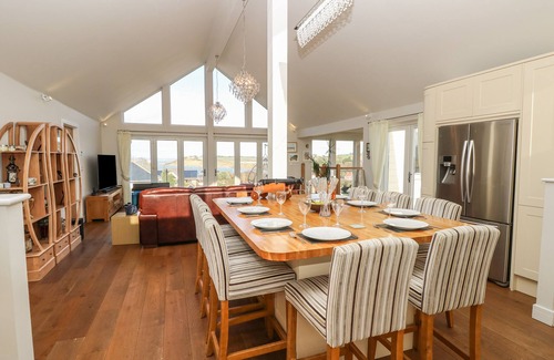 Totland Bay House | SEA BREEZE, pet friendly, country holiday cottage in Totland