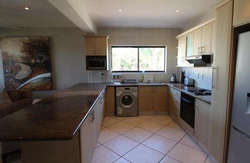 Margate Beach Apartment | Sea Breeze West 5