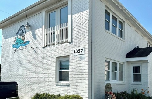 Bayview Apartment | SEA-clusion 3 cozy 1 bedroom apartment across the street from the beach!