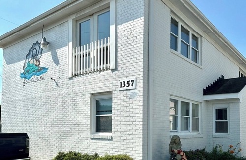 Cottage Line Apartment | SEA-clusion4 cozy apartment across the street from the beach