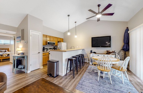 Bethany Beach Condo | Sea Colony Condo with WiFi, Deck, Shared Pools/Sauna/Tennis, & Beach Access