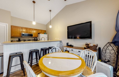 Bethany Beach Condo | Sea Colony Condo with WiFi, Deck, Shared Pools/Sauna/Tennis, & Beach Access