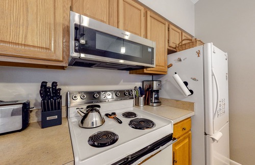 Bethany Beach Condo | Sea Colony Condo with WiFi, Deck, Shared Pools/Sauna/Tennis, & Beach Access