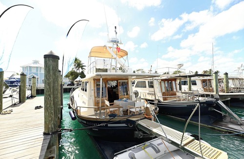 Nassau Boat Rental | 'Sea Dream"nLuxurious 3-bedroom yacht with fitness room and AC in amazing Nassau