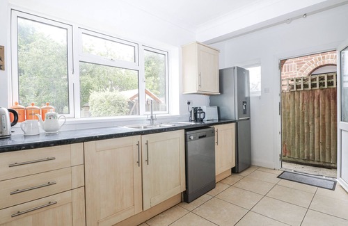 Worthing House | SEA DREAMS, pet friendly, country holiday cottage in Goring-By-Sea