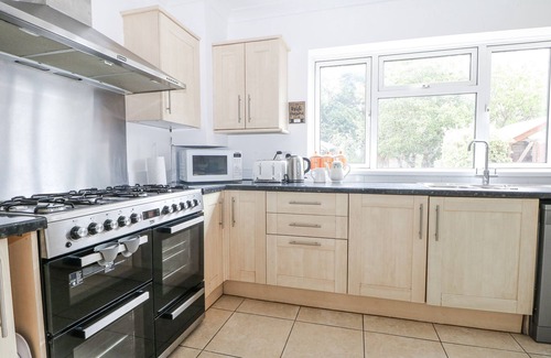 Worthing House | SEA DREAMS, pet friendly, country holiday cottage in Goring-By-Sea