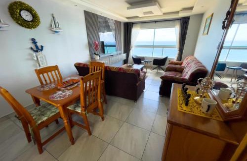 Kingsborough Apartment | Sea facing apartment 1703 on High Tide Amanzimtoti