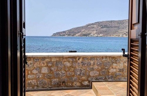 Neon Oitylo House | Sea front Maisonette for 8 in Neo Itilo