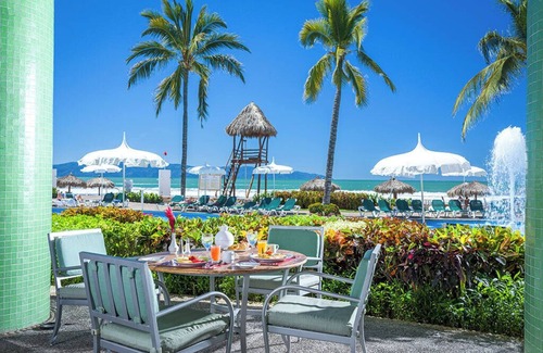 Valle Dorado Apartment | Sea Garden Master Room – Beachside Bliss with Classic Resort Comfort