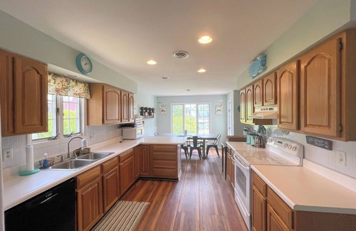 Deep Hole House | Sea Glass - 3BR Water Front w/floating dock. LINENS AND TOWELS PROVIDED