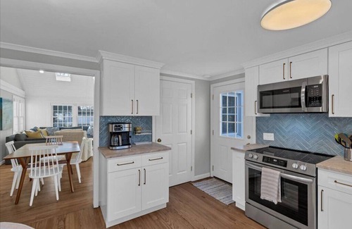Clinton Cottage | Sea Glass Cottage-In the Heart of Clinton Harbor!