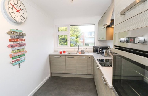 Rustington Cottage | SEA HOUSE, character holiday cottage, with a garden in Rustington