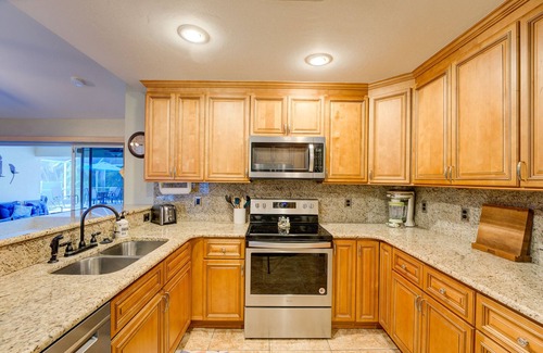 Jacarandas House | Sea La Vie 3/2 Pool & Jacuzzi Close to Downtown Fort Myers River District