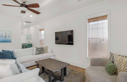 Village of Sugar Beach House | 🦩Sea La Vie at Sugar Beach~Pet-Friendly🦩