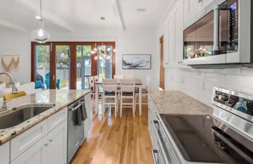 Village of Sugar Beach House | 🦩Sea La Vie at Sugar Beach~Pet-Friendly🦩