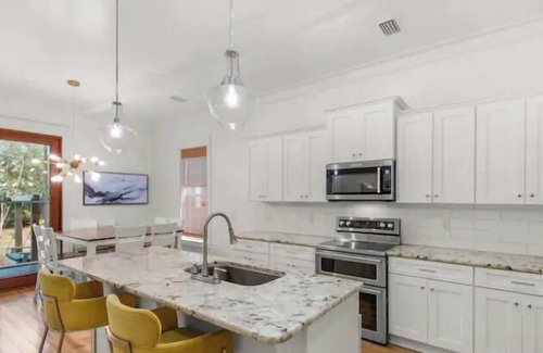 Village of Sugar Beach House | 🦩Sea La Vie at Sugar Beach~Pet-Friendly🦩