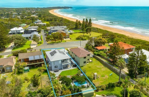 Culburra Beach House | Sea La Vie - Pet Friendly with Fireplace and Swimming Pool & Spa