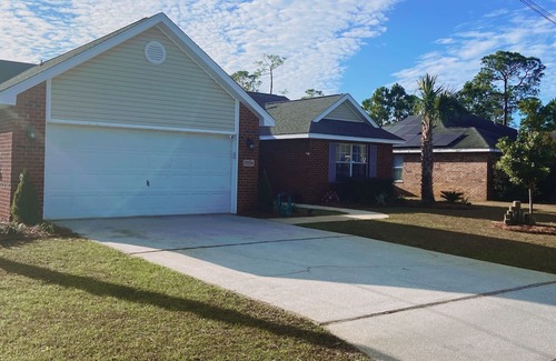 Navarre House | Sea Largo, 🏖 Work, Play & Relax! 4BR Beach Home w/Fenced Yard + Games
