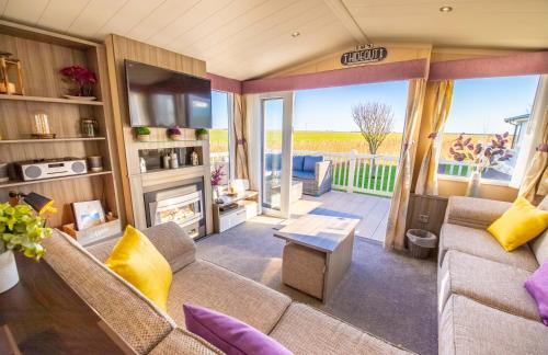 Camber House | Sea 'n' Stars Platinum Plus Holiday home with Views, Free Wifi and Netflix
