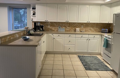 South Beach Villa | Sea Pines- South Beach! 1st Flr with a 4-minute walk to beach & Pickle Balln