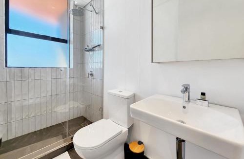 Three Anchor Bay Apartment | Sea Point Modern 2-Bed with Ocean Mountain Views