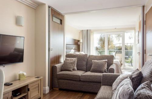 Westbourne Apartment | Sea Quest - Short Walk to Alum Chine Beach