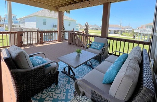 Crystal Beach House | Sea-renity 3 Bedroom Home by Redawning