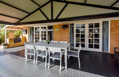 West Busselton House | Sea Renity On Earnshaw 3BR Beachside Bliss