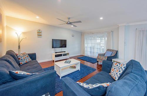 West Busselton House | Sea Renity On Earnshaw 3BR Beachside Bliss