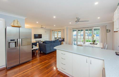 West Busselton House | Sea Renity On Earnshaw 3BR Beachside Bliss