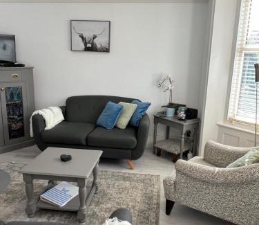Deal House | Sea Salt Cottage - Mins to beach & shops Dog Friendly